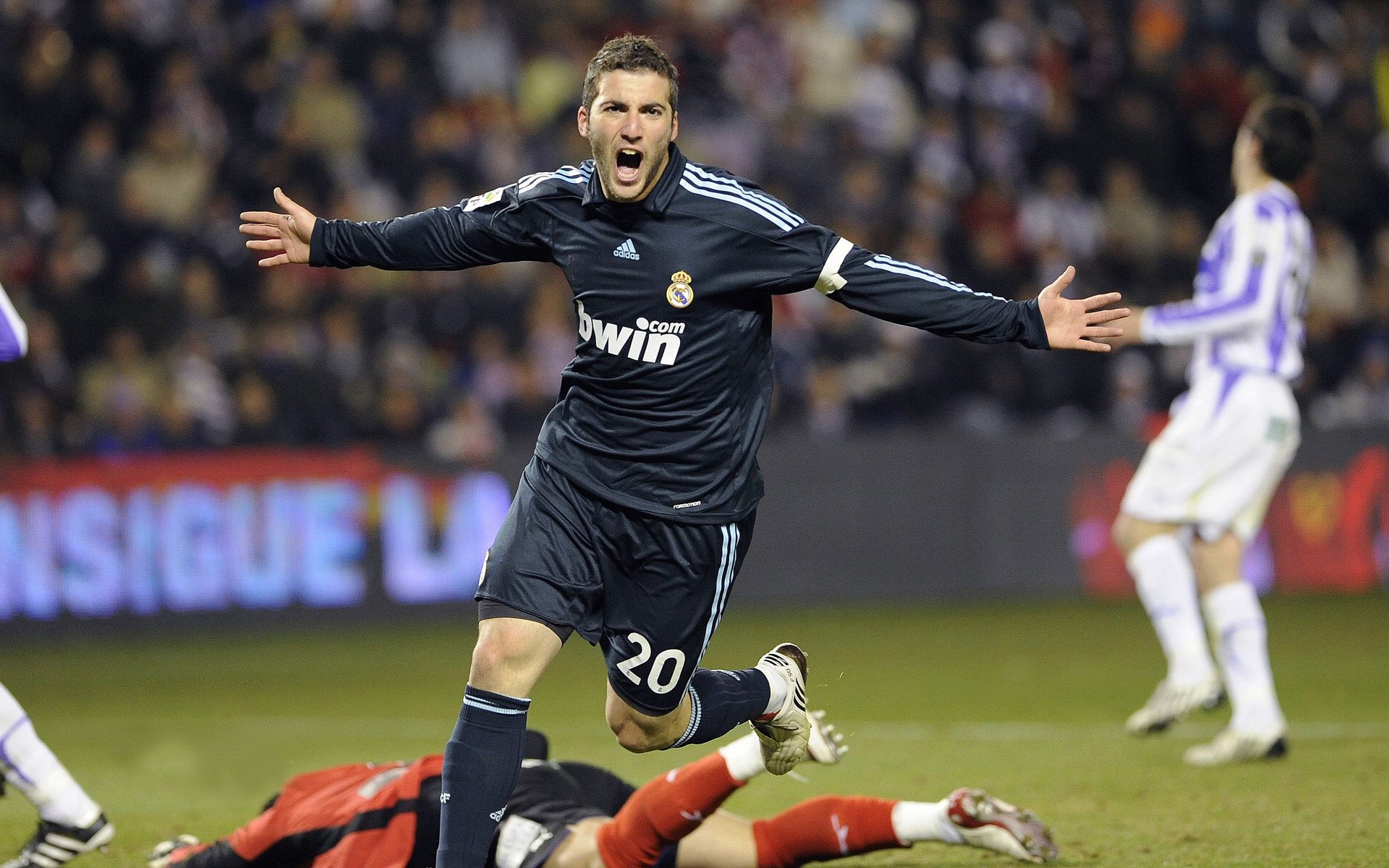 皇马主场2-0战胜格拉纳达，继续领跑西甲积分榜，西甲_皇马2-0主场4连胜